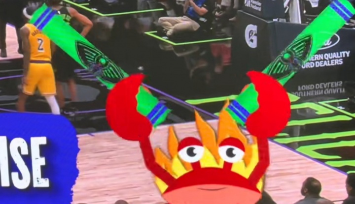 啥意思？詹姆斯罚球时鹈鹕官方播放“螃蟹挥舞荧光棒”视频干扰