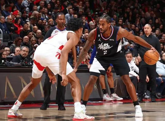 半岛体育官方网站-背靠背连胜场面迥异 有无莱昂纳德快艇判若两队