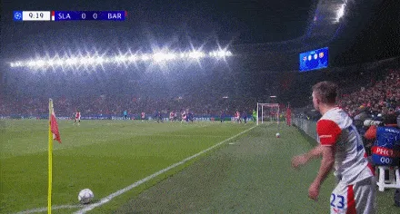 半岛体育官方网站-布拉格角球机会，库塞后点包抄破门，布拉格1-0巴萨